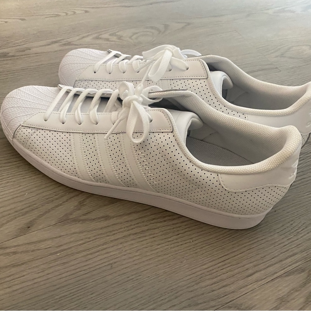 Like New - Adidas Originals Unisex-Adult Superstar Sneaker, Sz 18